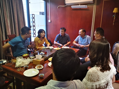 2fdb9c34ab7d467893ff5e7dc8f919b7.jpg 与广州校友座谈_副本.jpg