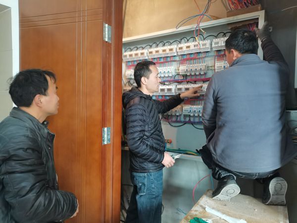 63b5292a070a45faa2f76a4317740ae7.jpg 电工吴峰技术指导中_副本.jpg