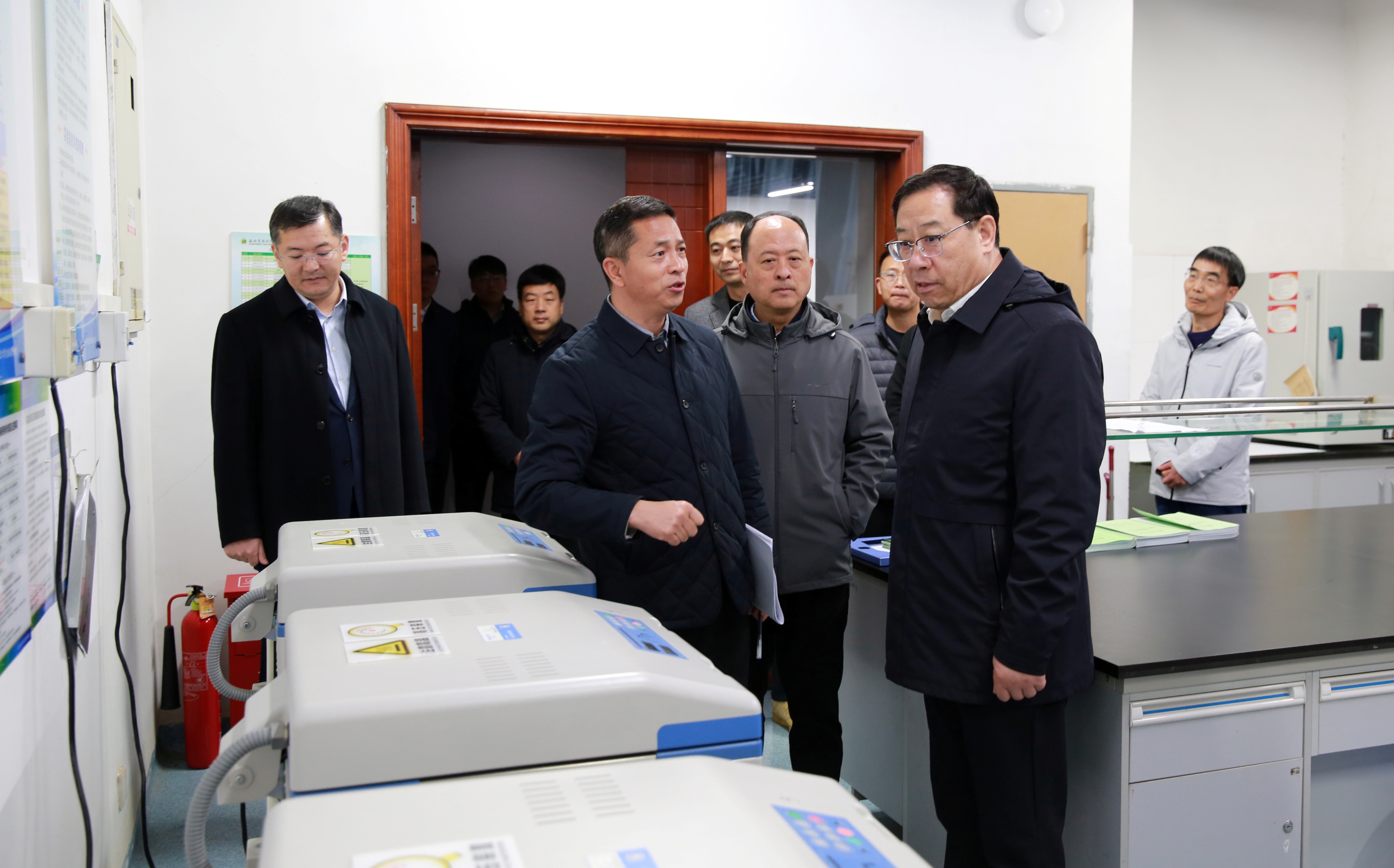 黄思光检查实验室安全工作